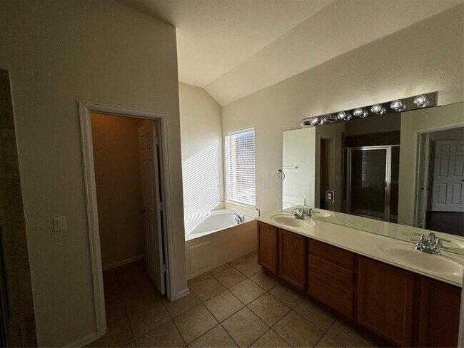 Building Photo - 136 Wild Plum Way