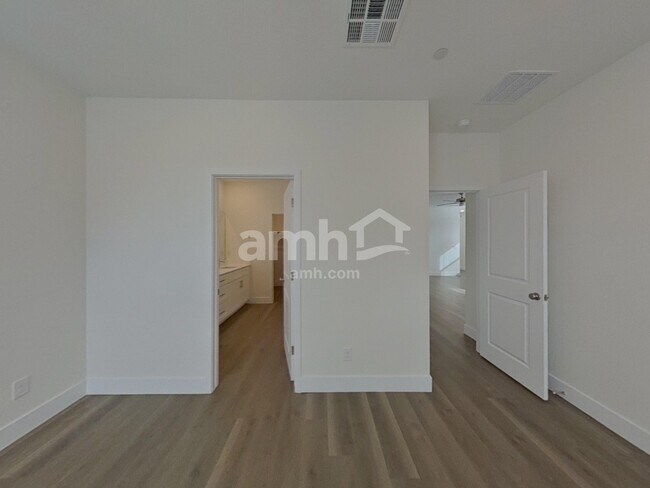 Building Photo - 889 English Primrose St