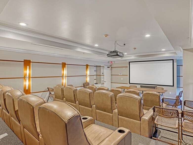 Building Photo - 700 E Boynton Beach Blvd