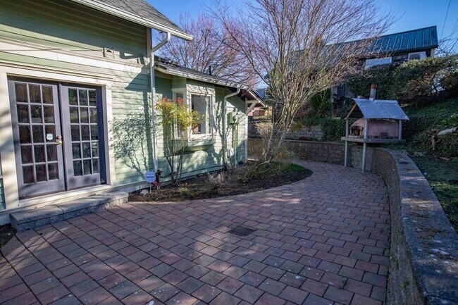 Building Photo - Gorgeous Vintage Home in Downtown Langley with Detached Guest Apartment!! Pet Friendly Too!