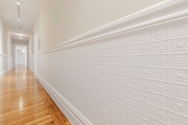 Building Photo - Stylish Top-Floor Two Bedroom and One and ...