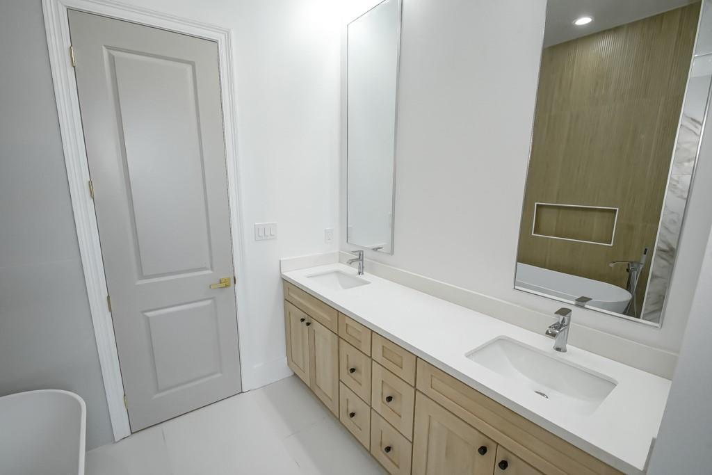 Main Bed Bath 3 - 2416 Prentiss Ave