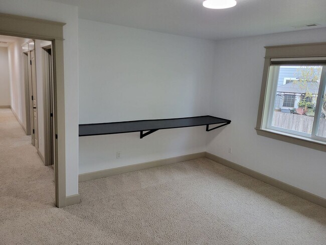 Building Photo - Immaculate 5 Bedroom West Salem Home With a View