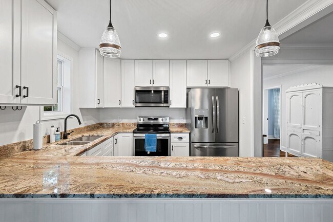 Building Photo - Cute 3 BR Bungalow with Backyard Oasis!