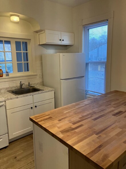 Building Photo - 225233-233 Main St