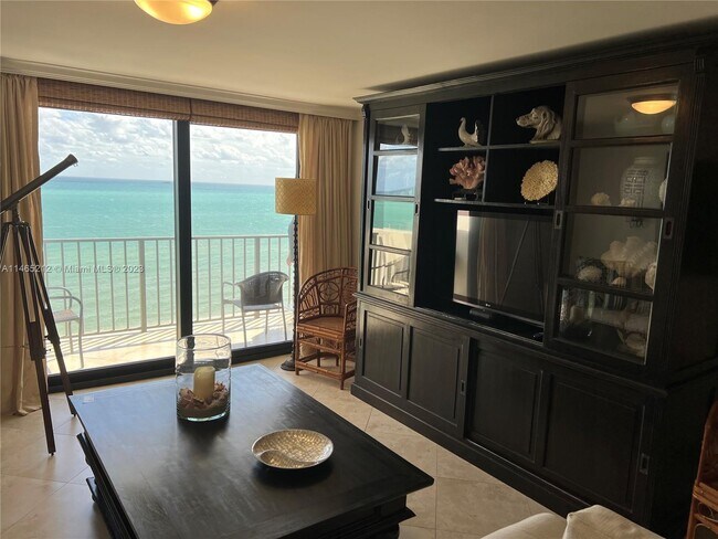 Building Photo - 2625 Collins Ave