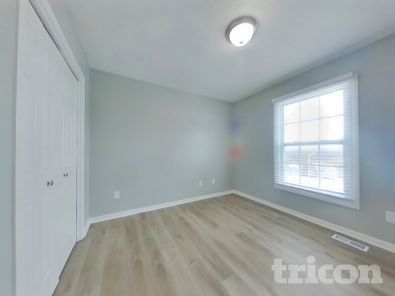 Building Photo - 302 E 123rd Terrace