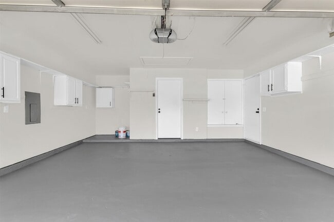 Building Photo - 8691 Pebblebrook Dr