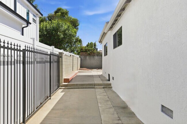 Building Photo - Beautiful modern 3 Bed + 2 Bath House + Den/Office & Backyard