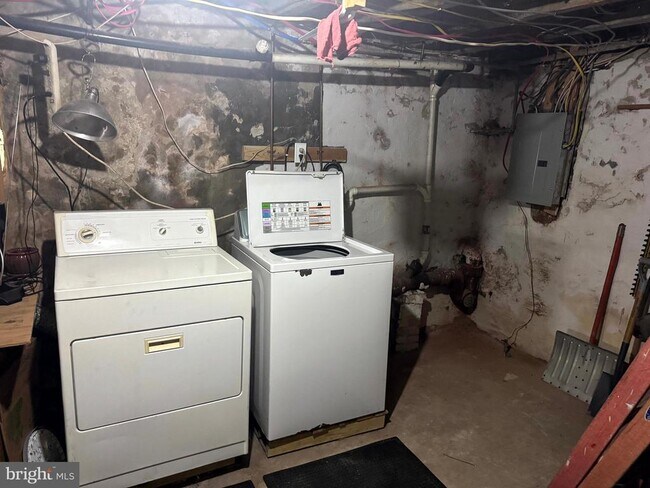 Building Photo - 5707 Lansdowne Ave