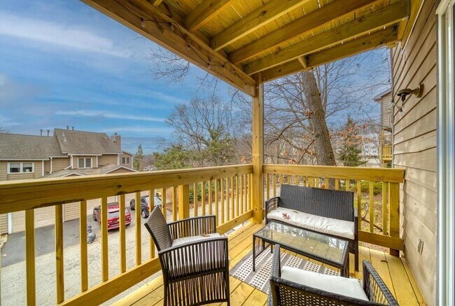 Building Photo - 302 Heights Dr