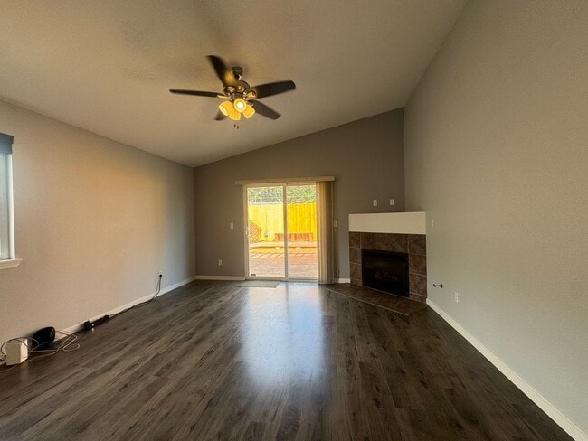 Building Photo - Beautiful One Story House - 3 bed in Spanaway!