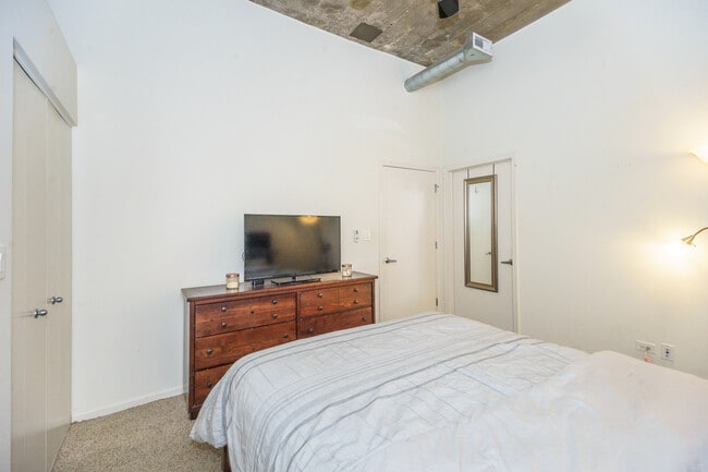 Building Photo - 1000 W 15th St