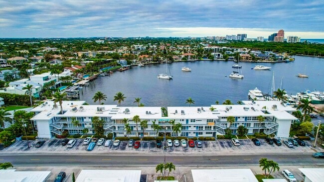 Building Photo - 2727 Yacht Club Blvd