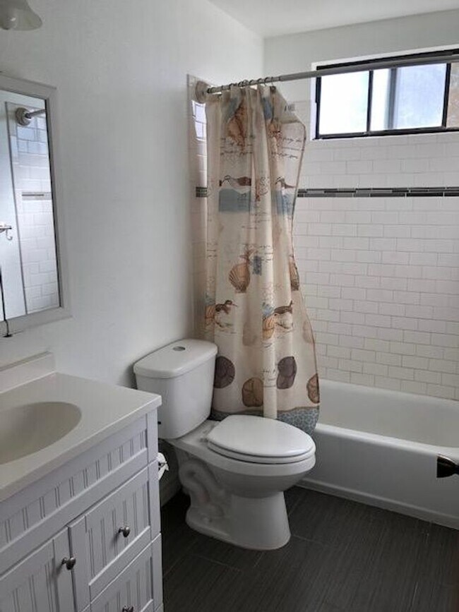 Building Photo - Oak View- Spacious Three Bedroom + Office Space