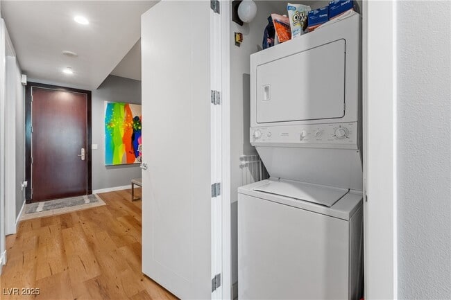 Building Photo - 4525 Dean Martin Dr