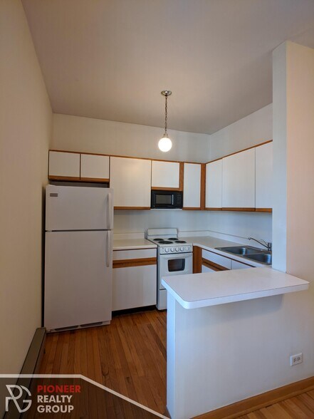 Building Photo - 633 W Barry Ave