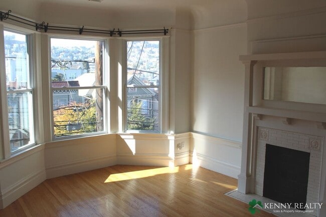 Building Photo - Coming Soon: Top Floor Flat with Updated K...