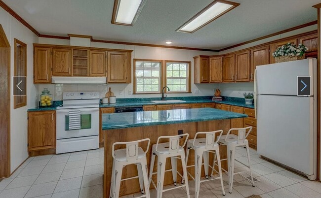 Building Photo - Fairview - 3 bedroom 2 baths - Private living