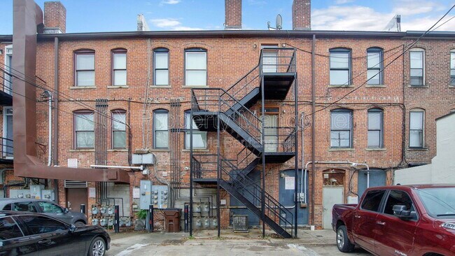 Building Photo - 978 N High St