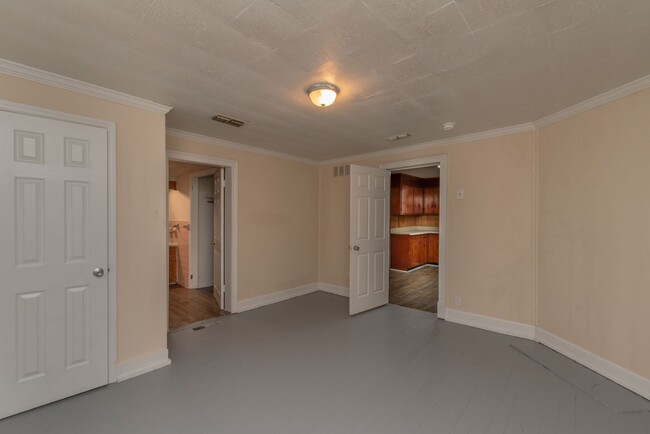 Building Photo - PRICE REDUCED- $995 - Cute 3 Bed/2 Bath Si...