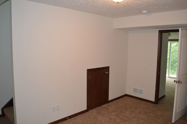 Building Photo - 585 Birch Hill Dr