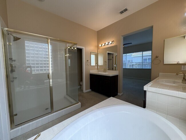 Building Photo - 5637 Lilyview Way