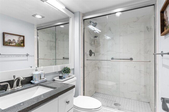 Building Photo - 3731 N Country Club Dr