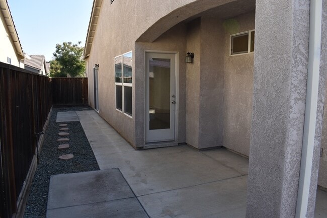 Building Photo - 805 Vía Rosa