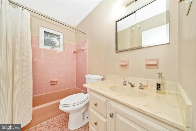 Building Photo - 3906 Montrose Dr