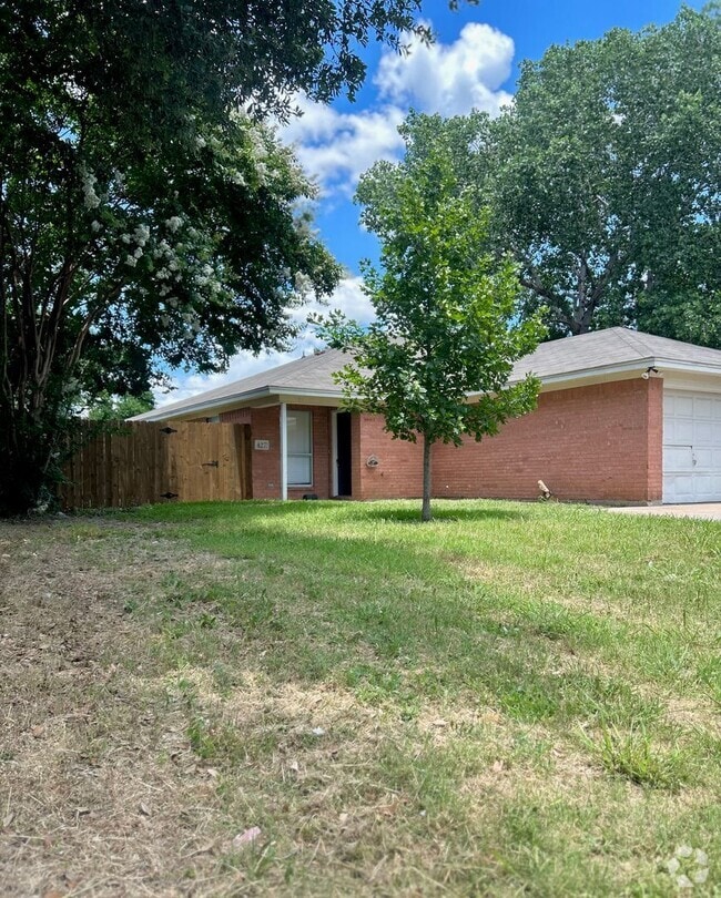 Building Photo - SPACIOUS 3/2/1 DUPLEX