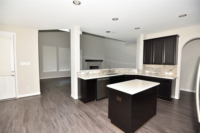 Building Photo - 14615 Birchwood Falls Trail