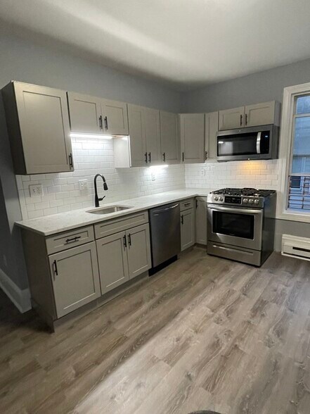 Building Photo - 72 Bloomingdale St