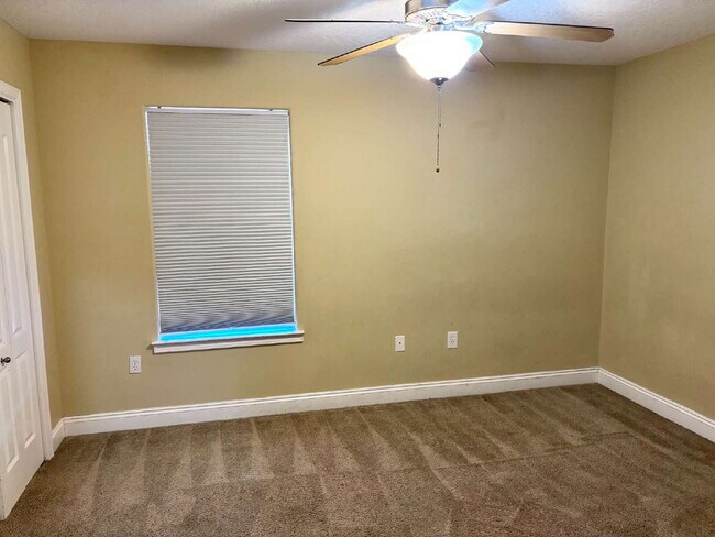 Building Photo - "Charming 4-Bed home in Navarre!"