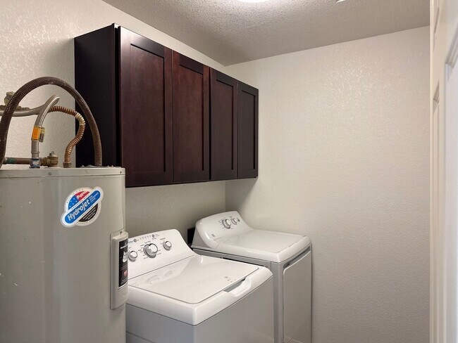 Building Photo - Lake Front 4 Bedroom / 2 Bath