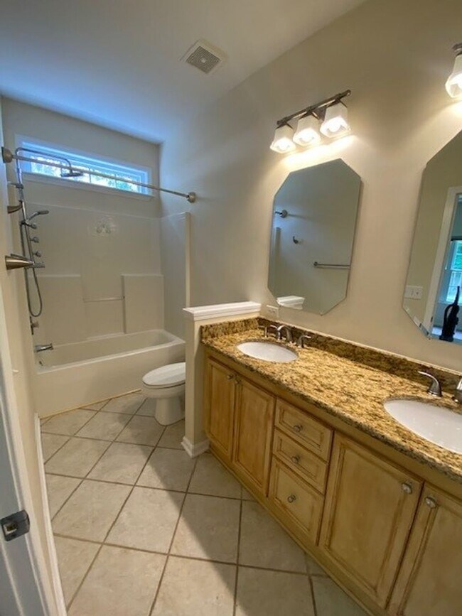 Building Photo - Welcome to this stunning 3-bedroom, 2-bath...