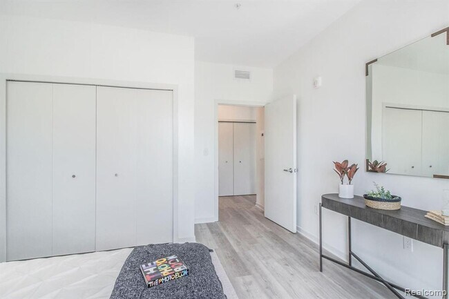 Building Photo - 7410 Kercheval Ave