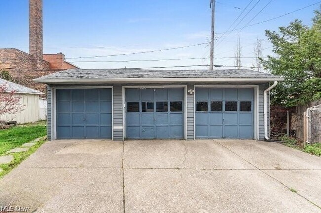 Building Photo - 6110 W Clinton Ave