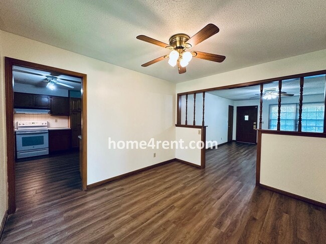 Building Photo - Charming Duplex Style Home with New Paint, Updated Floors, Finished Basement and a Quiet Back Patio!