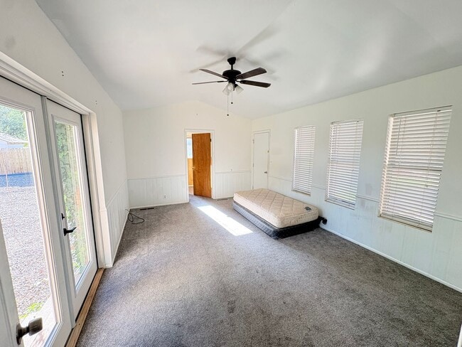 Building Photo - 437 Circleway Dr