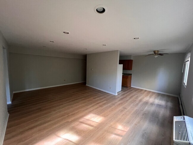 Building Photo - 2036 W Foster Ave