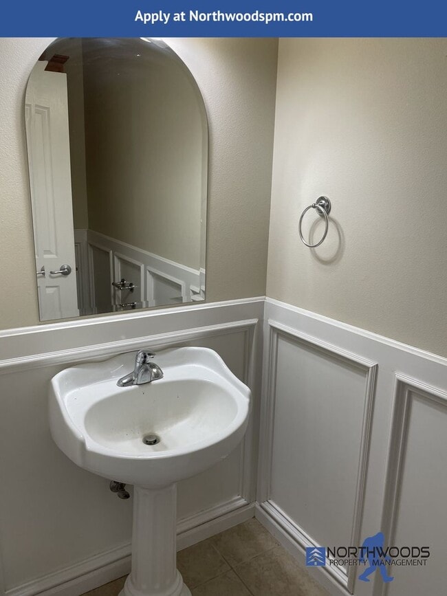 Building Photo - Beautiful 2 Story Home 3 Bdm/2.5 Bath in Q...