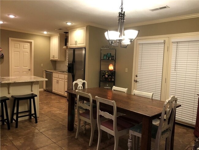 Building Photo - 1320 E Ash St