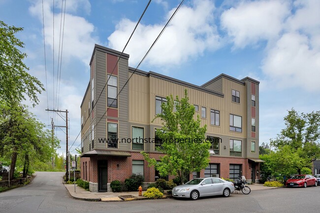 Building Photo - Stylish Multnomah Village Townhome