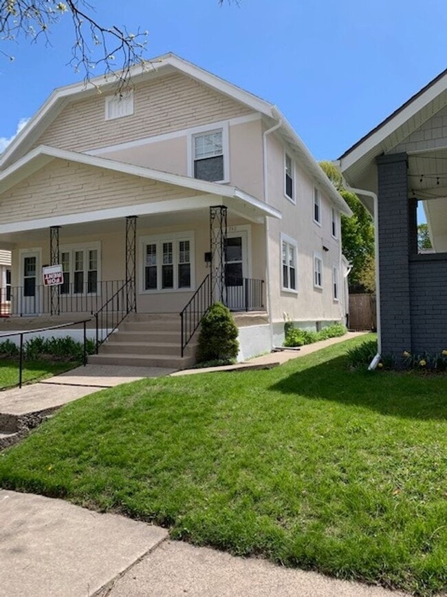 Building Photo - Spacious 2 bedroom Duplex with a bonus room!