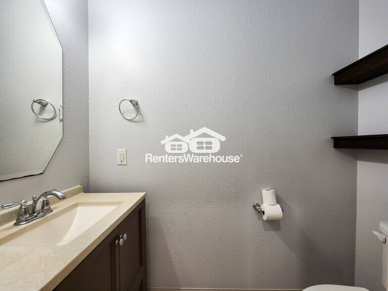 Building Photo - 4515 Greenleaf Dr