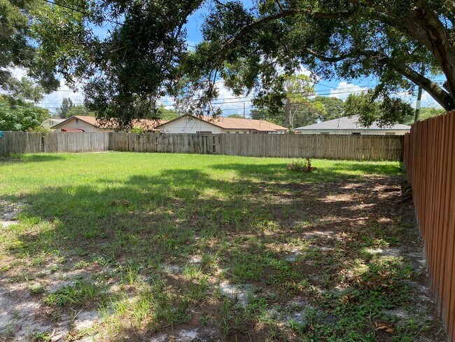 Building Photo - Amazing, Private 1/1 Located In Clearwater