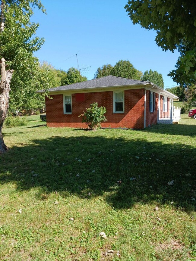 Building Photo - Country Living