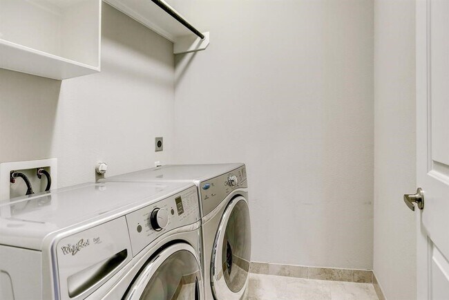 Building Photo - 1057 W 25th St