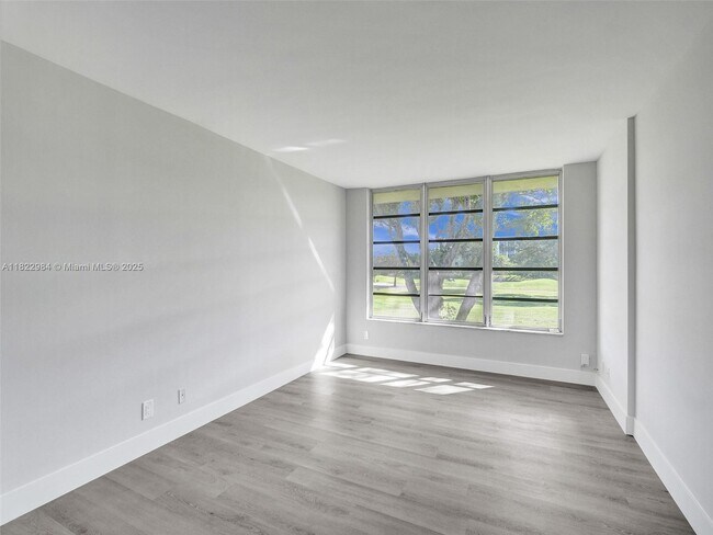 Building Photo - 3700 Oaks Clubhouse Dr